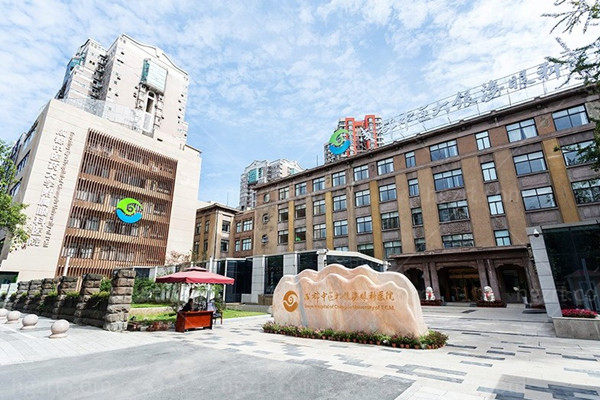 成都中医大银海医美医生团队解析：银海馒化修复、星光眼技术为何这么火？  