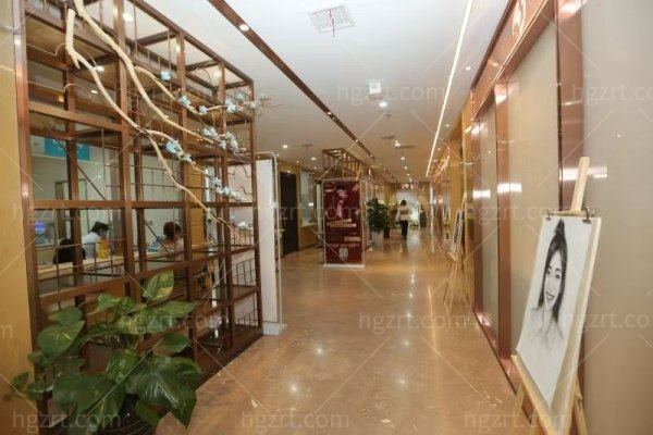 保定蓝山隆胸选杜建龙靠谱吗？双硕士院长亲操价格+技术深度解析附简介
