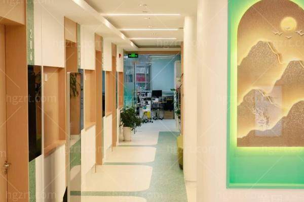 上海新视界李海燕亲诊:李医生做ICL晶体植入术31100元起