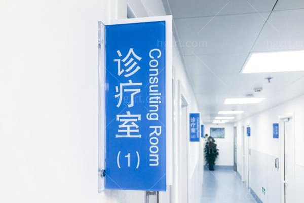上海伯思立整形医院做隆胸怎么样?有出名的周珍艳医生坐诊假体和脂肪丰胸口碑好