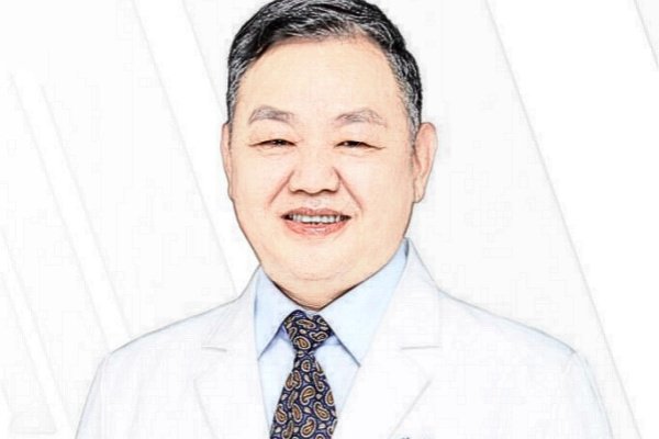 侯典举的“解剖复位”技术：成都八大处双眼皮修复，90天从腊肠眼到妈生款的蜕变解析